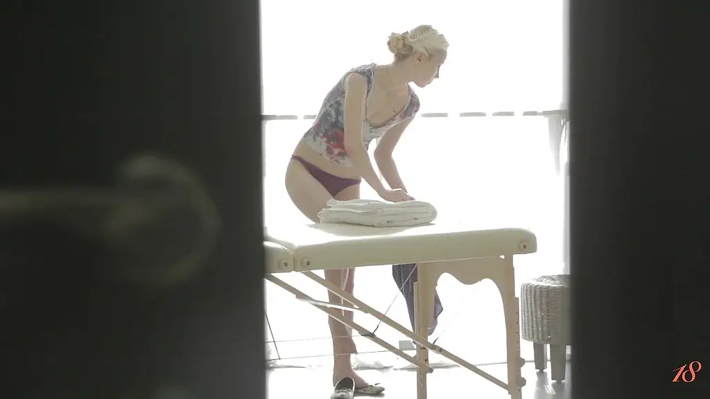 beauty gets boned & creampied by a masseur