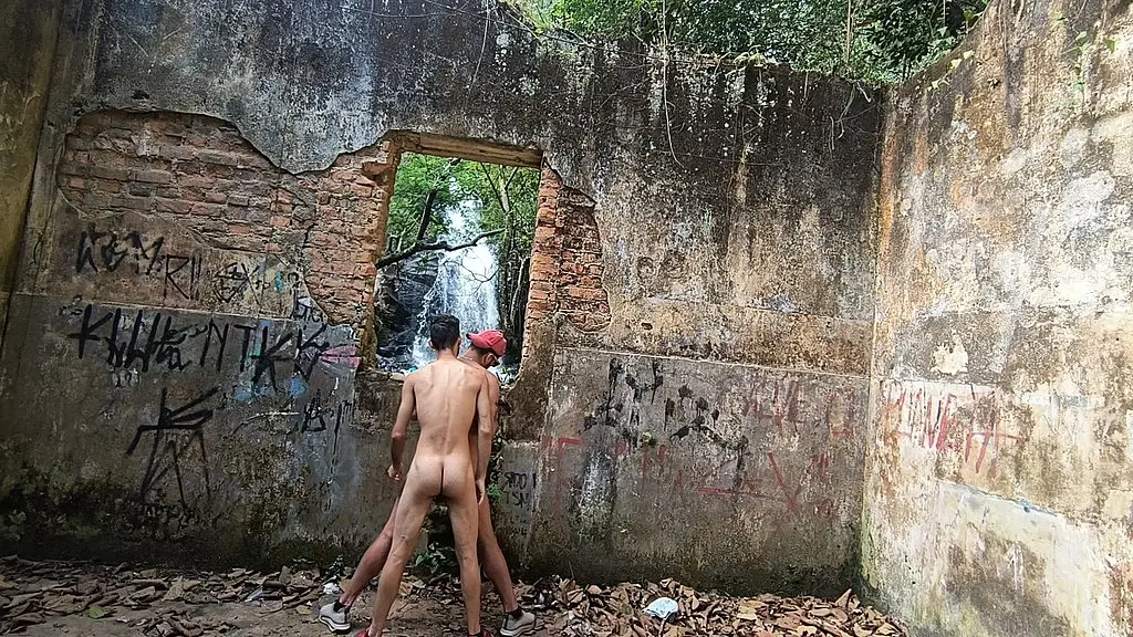 machos fudendo na trilha da cachoeira