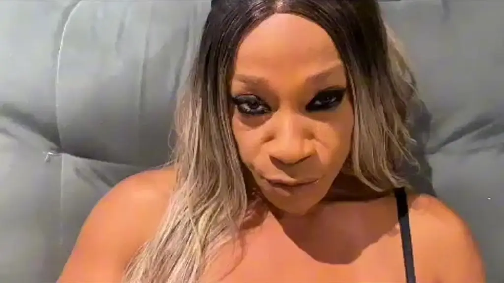 batendo uma siririca e fazendo um sexo anal delicioso, com esse gostoso