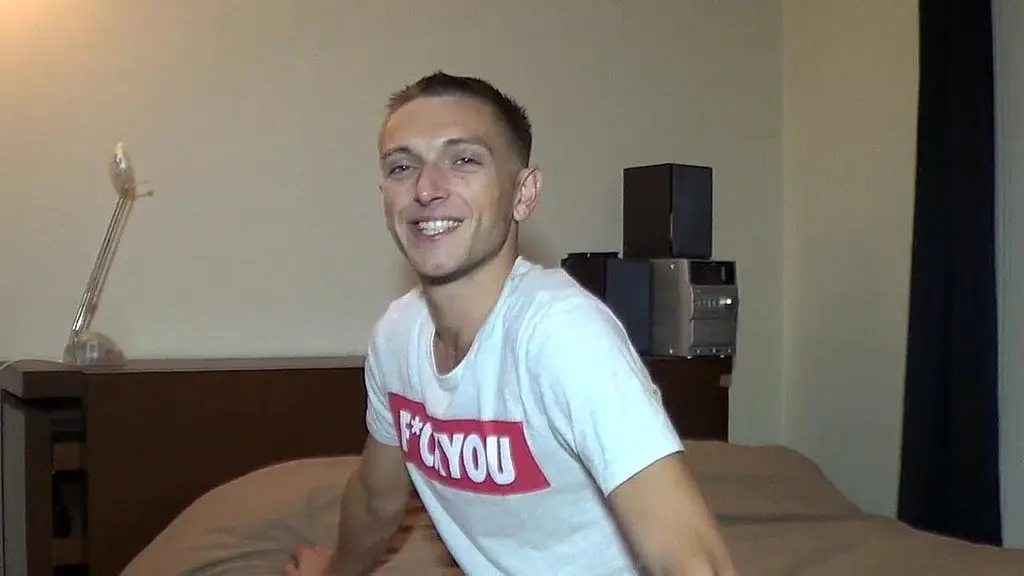 jeune gay fait son premier film porno bareback avec un mec tbm