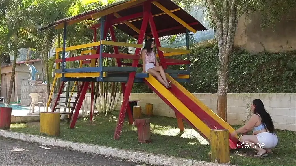 chamei minha amiga para relembrar os velhos tempos e a brincadeira de casinha no parquinho - agatha ludovino e amanda borges
