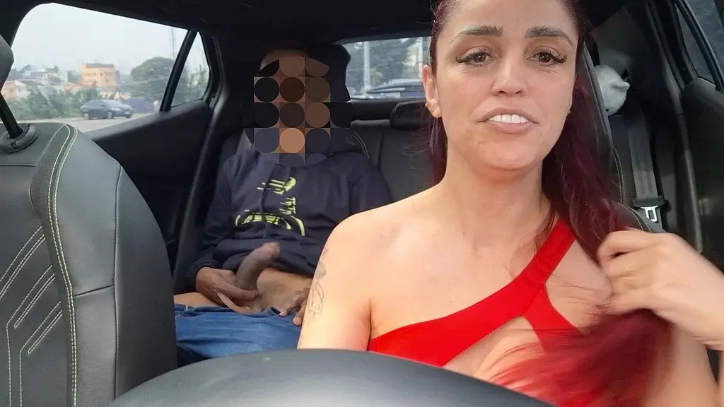 garota motorista de app pegou passageiro de pau duro no banco de tras!
