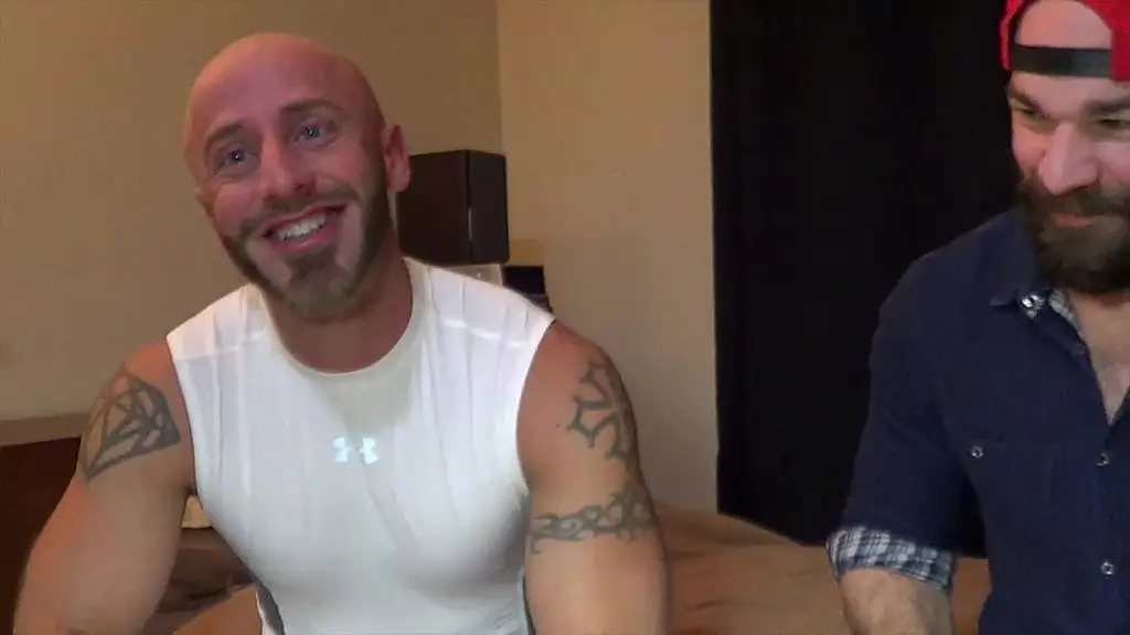 jeune gay fait son premier film porno bareback avec un mec tbm