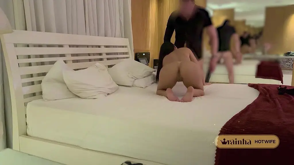 safado encheu o cu da rainha hotwife de leite de quatro! imagina o marido corno manso assistindo o video em casa e batendo punheta!