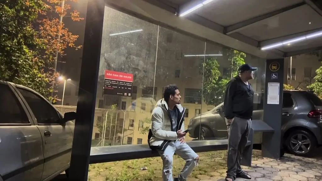 chamei o carinha que estava esperando o onibus pra ir no escadao