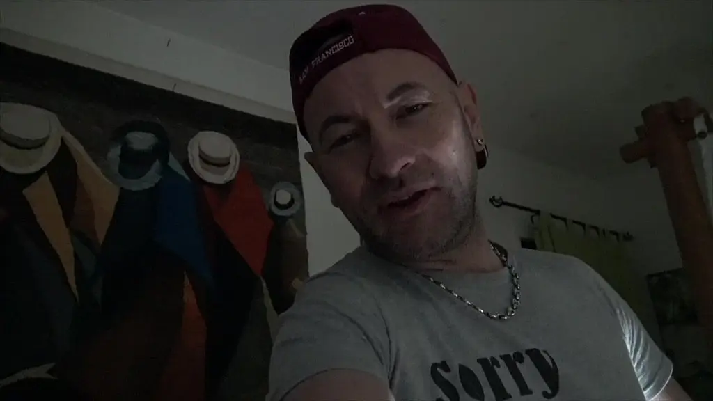 jeune mec baise sur le slit en jockstrap