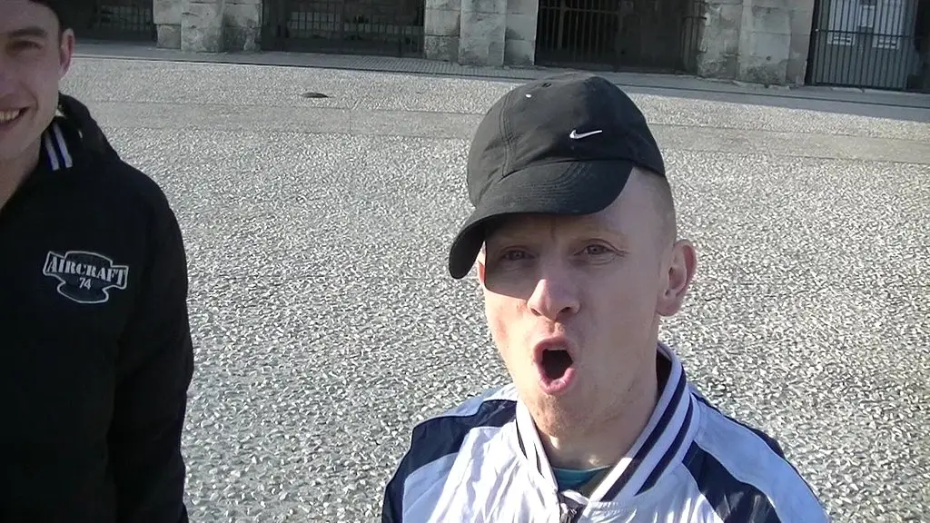 badboy en jogging se vide les couilles