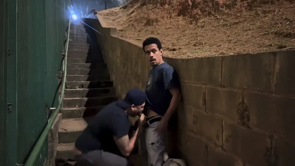 quando bate aquele tesao na madruga vai no escadao mesmo