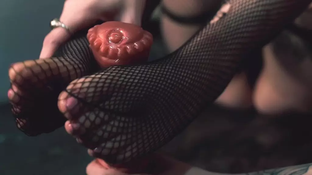 милые ноги на огромном дилдо заставят вас кончить