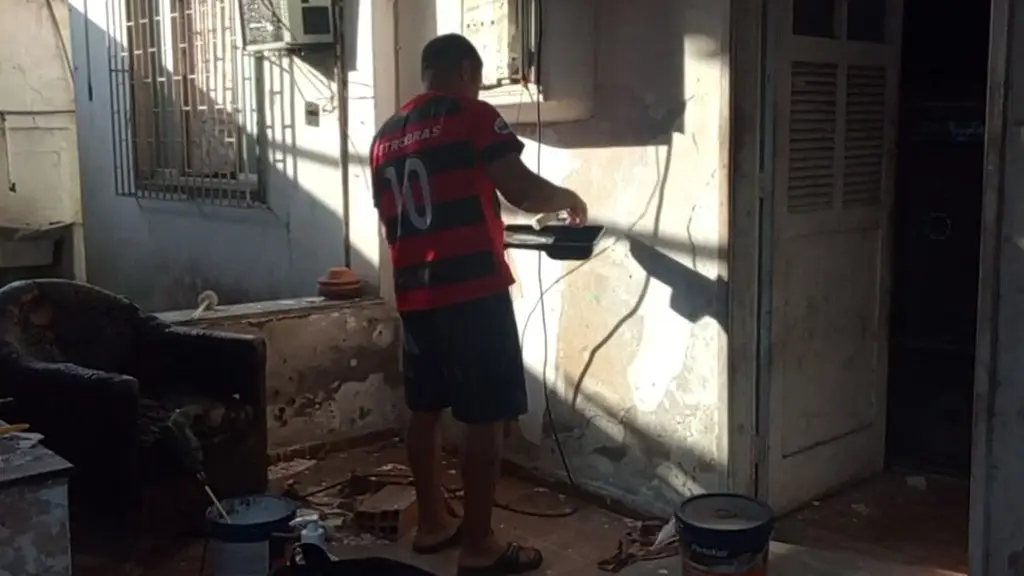 a dona da casa me seduziu quando eu tava pintando