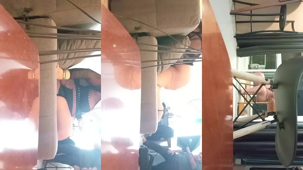 de vestido pretinho curtinho no sofa sendo fotografa pra uma sessao super quente e gostosa
