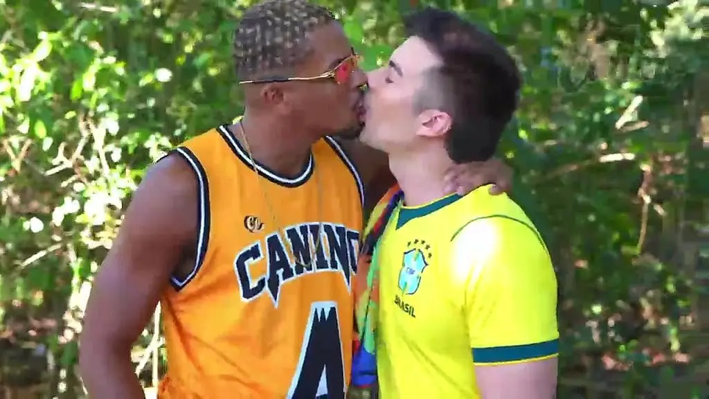 depois do jogo com meus amigos fomos procurar uma aventura na praia da reserva e arrombamos o rabo do passivo