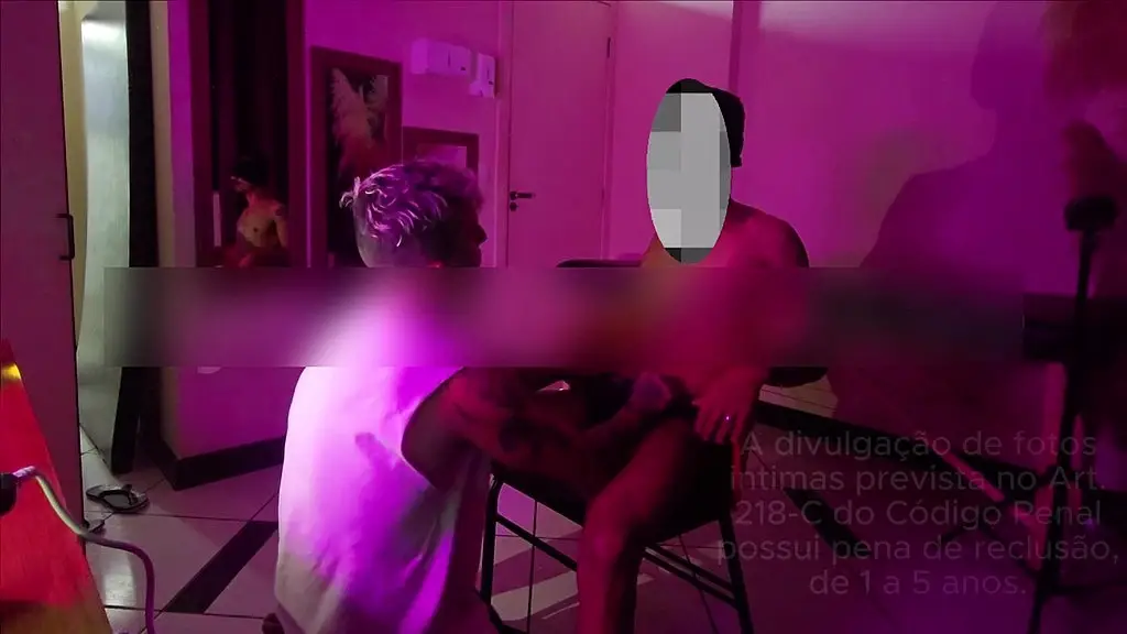 cadeira, venda e a rola grossa do pedreiro indo fundo na garganta