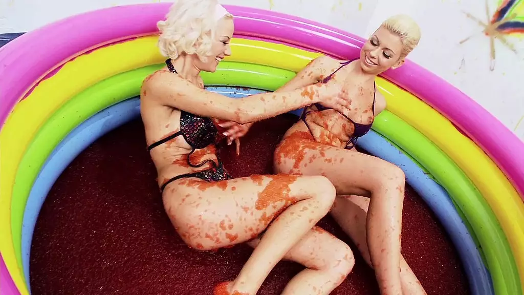 Лу Лу и Кристина обожают слизывать вишневое варенье с сосков друг друга