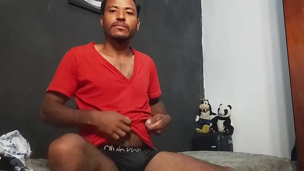 moreno gostoso se masturba e goza sozinho no quarto