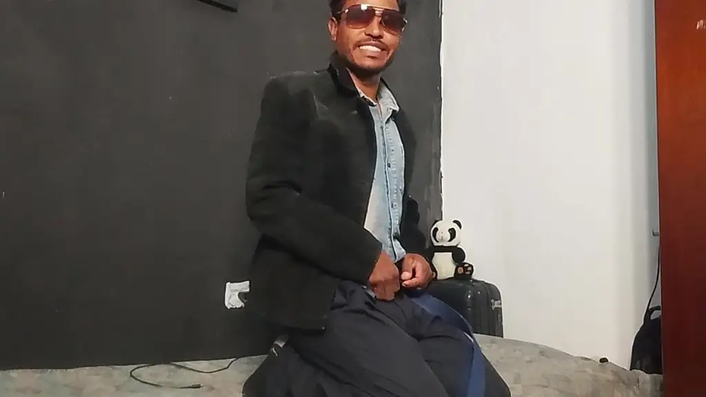 homem de negocios se masturbando sozinho e goza gostoso