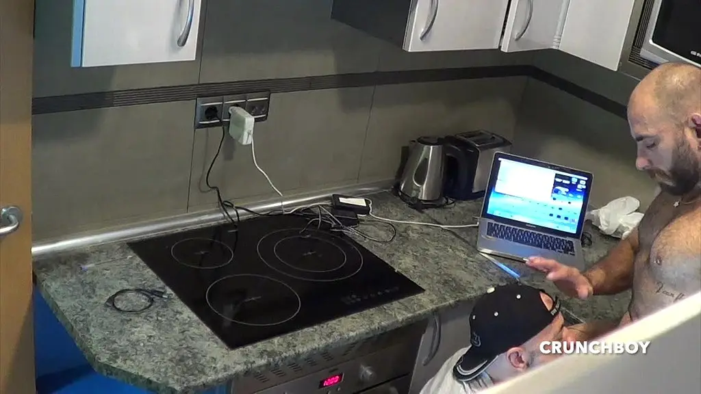un daddy le baise dans la cuisine en cachette