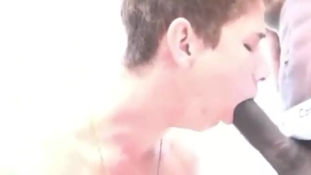 branco guloso chupa pau do amigo mijo