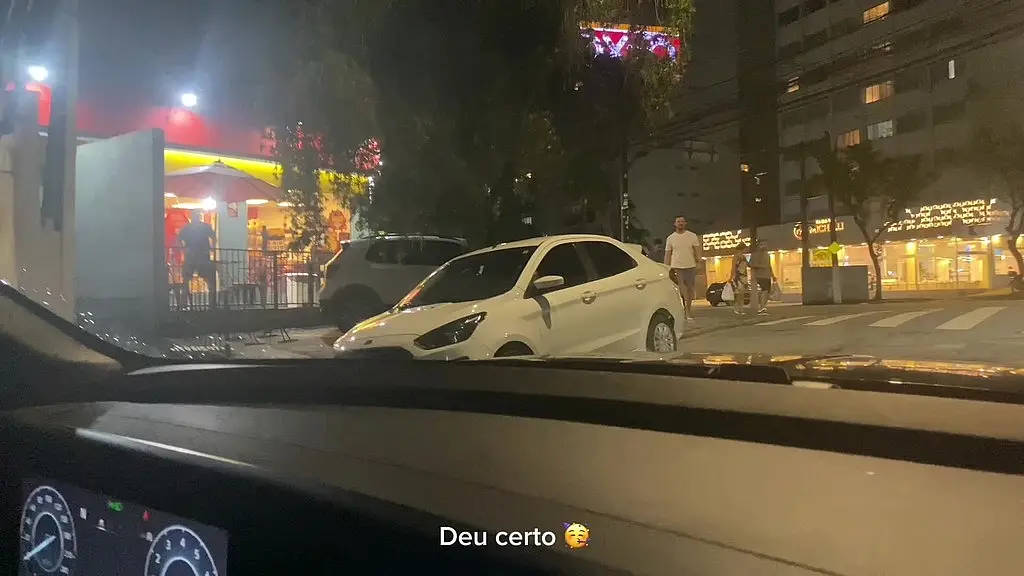 puta safada pediu para o marido corno sair pelas ruas de sao paulo para procurar um desconhecido para foder sua bocetinha rosinha e encontraram