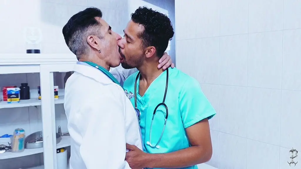 pocket - o novo enfermeiro foi manipulado pelo medico mais velho! consultorio profanus episodio 10: o novo estagiario