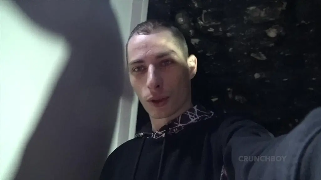 il baise son pote sans capote dans la backroom en jogging