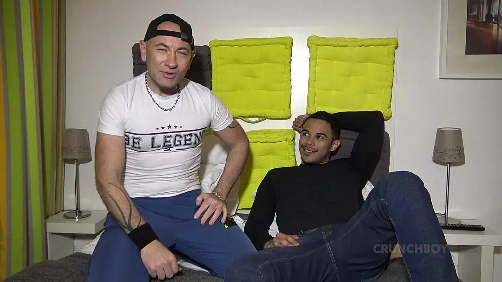 un latino baise par ses deux potes