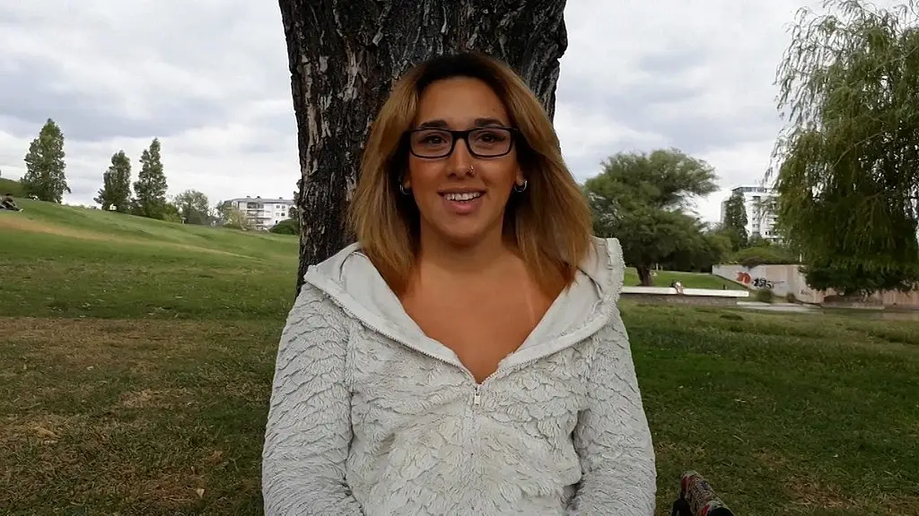 rubia me ensena sus tetas y su cono por dinero