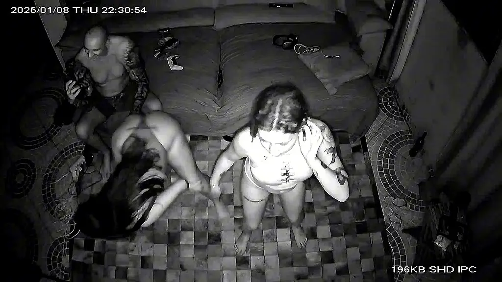 camera pega padrasto com as duas enteadas novinhas nuas dancando pelada