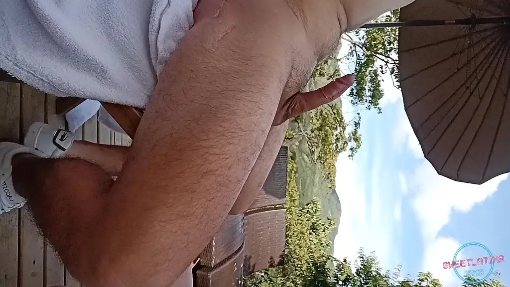 una chupada y rico sexo hasta dejar su leche en mi culo al aire libre