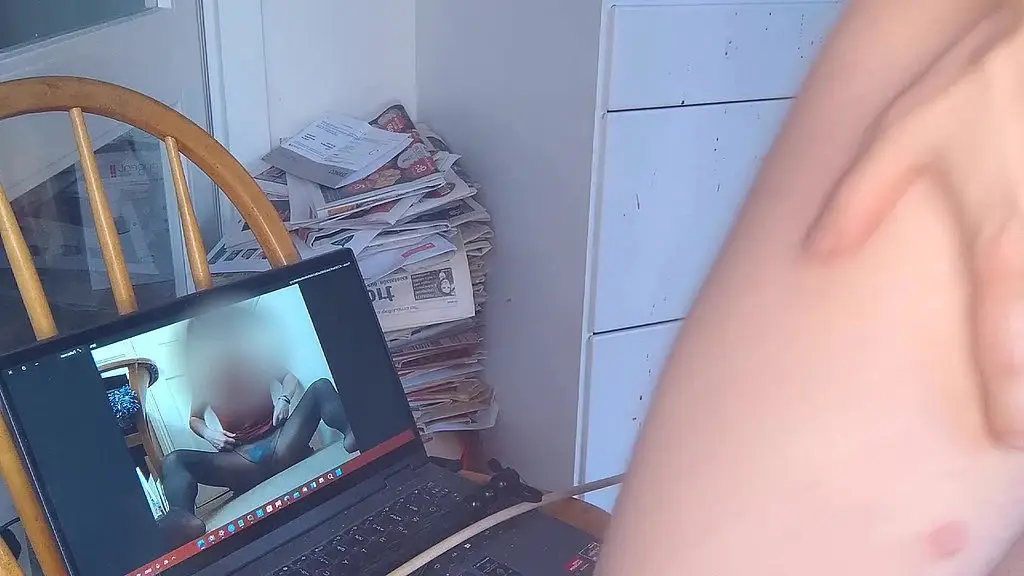 oznob spanks and whips cock in a cum tribute