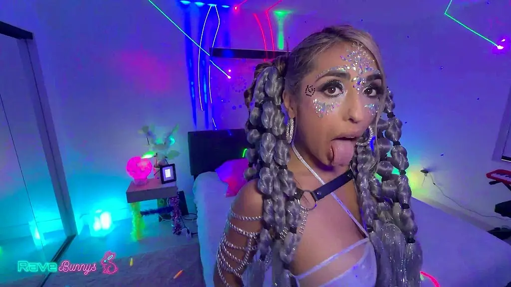 luna spreads wide as brian drills her cunt under uv rave strobes!