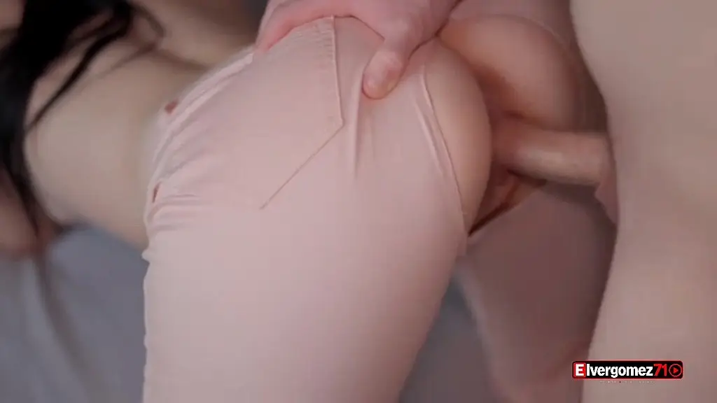 chica caliente se rompe los jeans para follar 