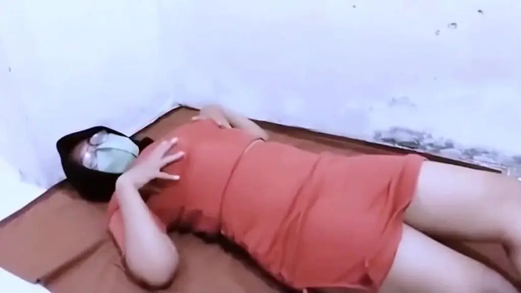 sopir pribadi ku memberi servis yang memuaskan. memainkan memekku dengan menggunakan botol serta kepalan tangannya