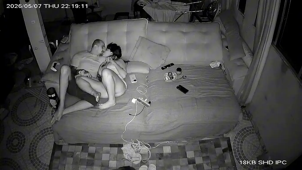 pequei minha mulher me traindo com meu irmao pela camera secreta q eu estalei