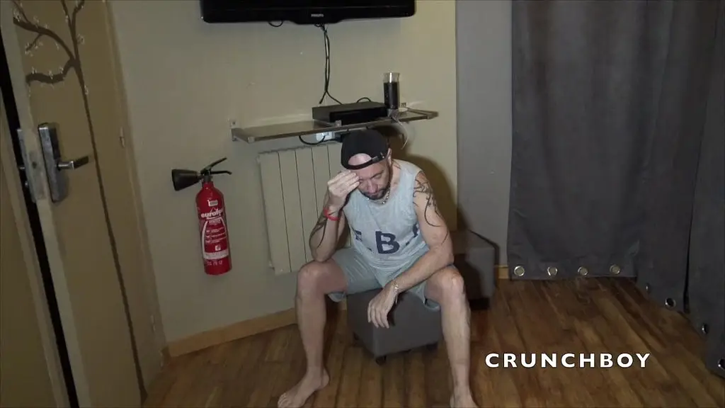 baise en backroom en club cruising avec gros bulge