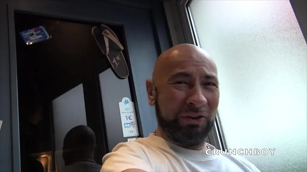 baise en backroom en club cruising avec gros bulge