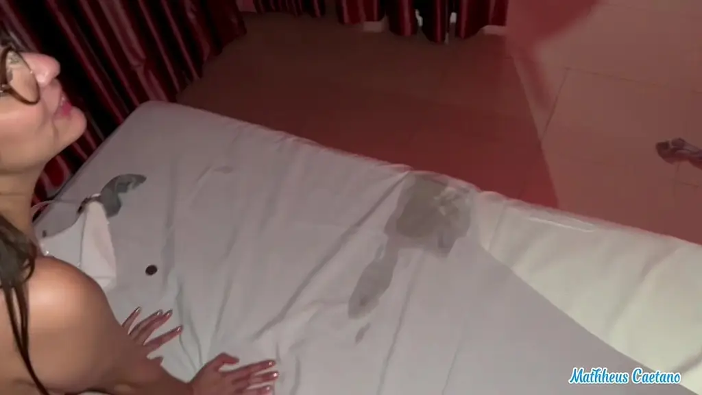 depois da festa do swing fomos pro motel continuar a brincadeira, macetei a ruivinha gostosa com forca e ela fez muito squirting no meu pau