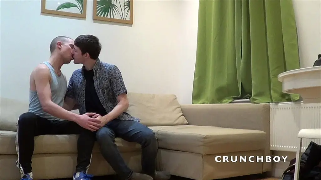 voici un jeune hetero qui veut essayer de sucer un mec et la baiser