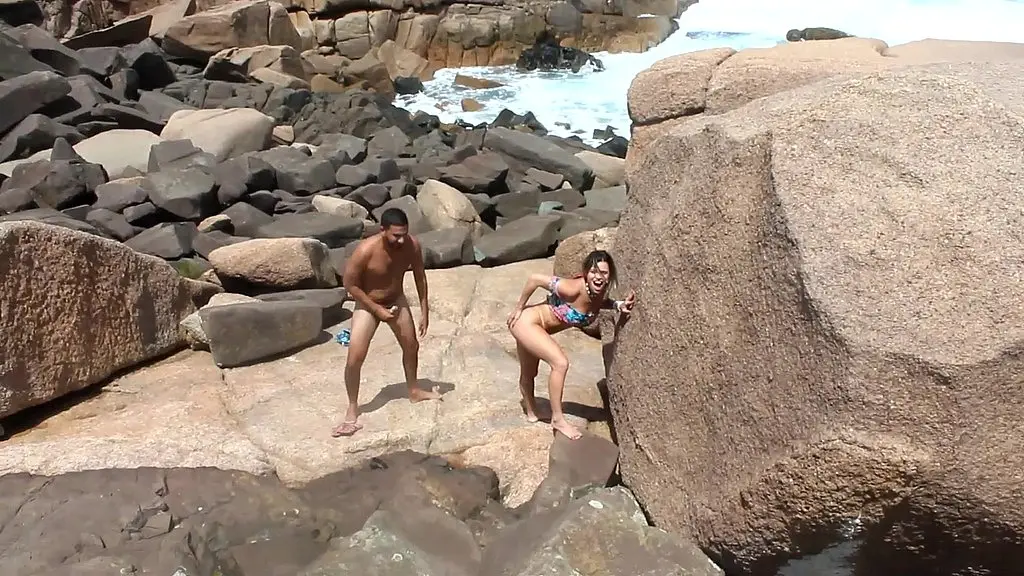 a putaria rolou solta na praia de nudismos com varios assistindo
