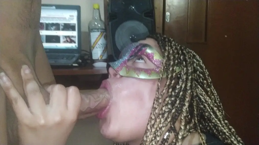 mira como tu esposa me chupa el pene frente de ti