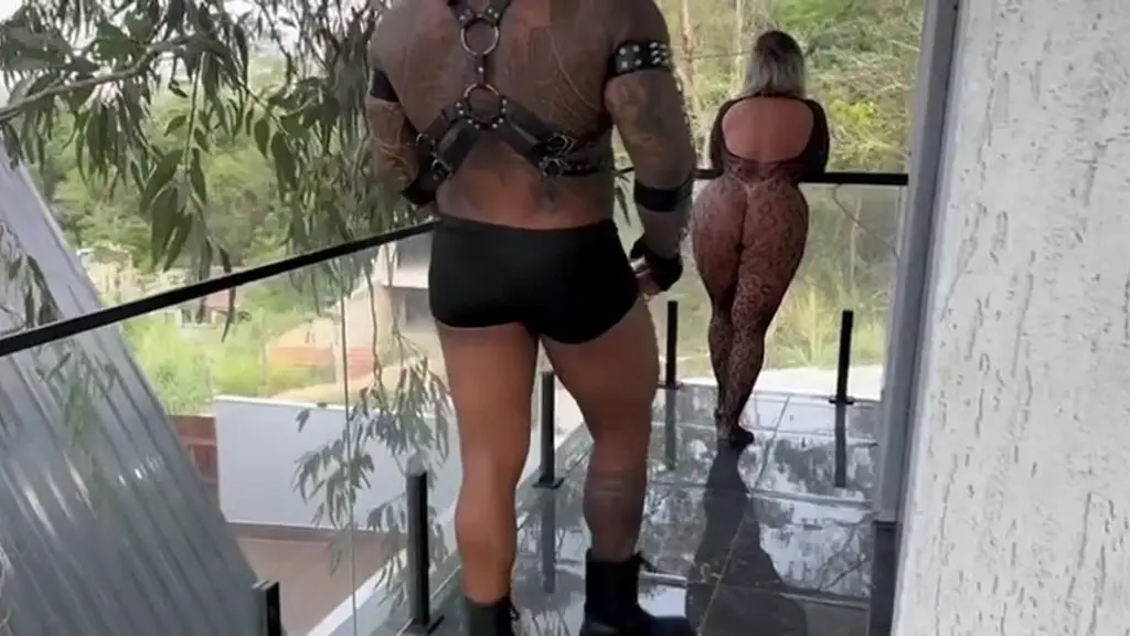 esposa submissa sendo maltratada por um sado gostoso,