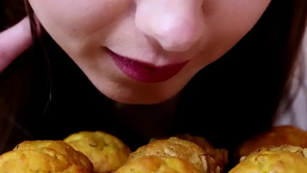blonde eats her brunette friend for breakfast - morning session in bed