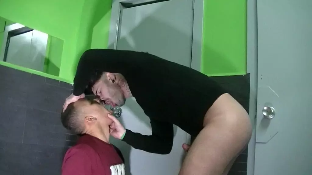 латиноамериканскую шлюшку Ронни трахнула порнозвезда Адей Траун