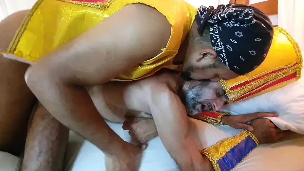 o playboy foi foder gostoso o sultao na sua cama