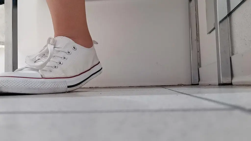 fitting room giantess: sneakers, soles & low-angle dominance