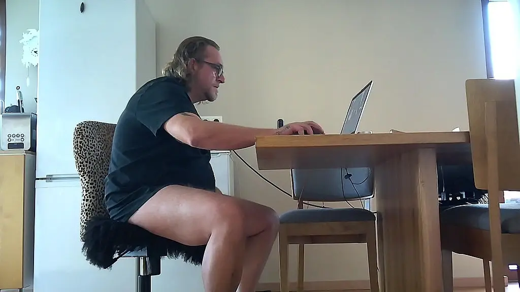 dirtymilftina beim porno schauen erwischt