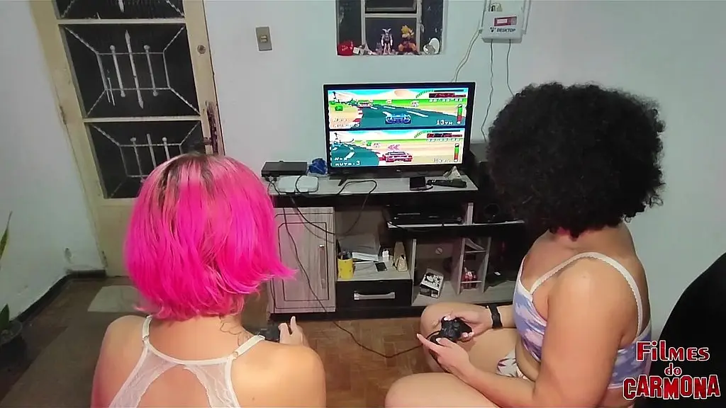 elas jogam e chupam o pau