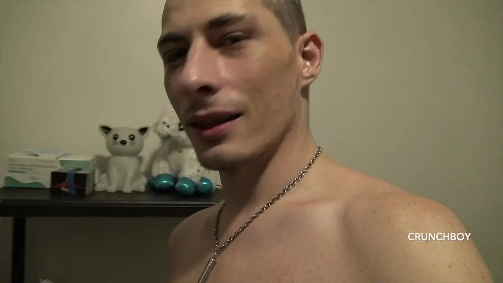 voici un jeune hetero qui baise des gays quand sa copine est pas la