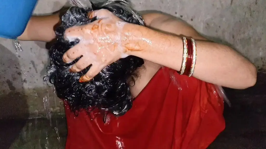 भाभी बाथरूम में नंगी हो कर लिंग को सहला रही हैं।