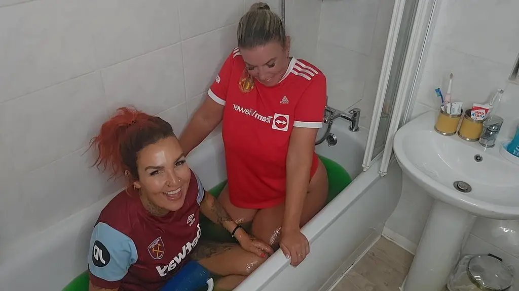 maisie lewis & vixen v take a gunge bath